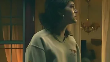 Sudadera de Emilia Jones de Task 2025 usada por Maeve (Emilia Jones) como se ve en Task (S01E01)