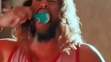 Minecraft Movie Jason Momoa Débardeur rose porté par Garrett (Jason Momoa) comme on le voit dans un film Minecraft