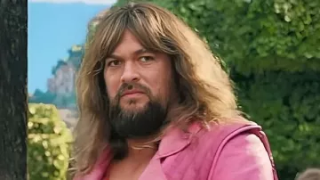 Minecraft Movie 2025 Jason Momoa Veste à franges roses portée par Garrett (Jason Momoa) comme on le voit dans un film Minecraft