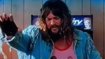 Jason Momoa A Minecraft Movie 2025 Blue Fringe Jacket portée par Garrett (Jason Momoa) comme on le voit dans A Minecraft Movie