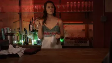 Robe d’été longue bohème portée par Creek Lovell (Sarah Ramos) comme on le voit à minuit, Texas (S01E01)