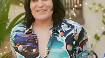 Camiseta con estampado gráfico de Great British Bake Off S16 Noel Fielding usada por Noel Fielding en The Great British Bake Off