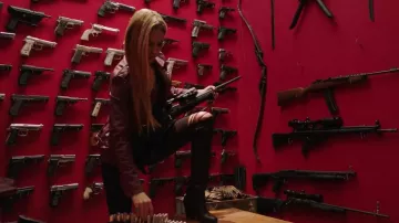 Bottes en cuir noir Rag & bone NYC Harlow portées par Olivia Charity (Arielle Kebbel) comme on le voit à minuit, Texas (S01E02)