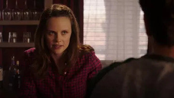 Isabel Marant Etoile 40 Blusa de cuadros rojos marinos con botones en la parte delantera usada por Creek Lovell (Sarah Ramos) como se ve en Midnight, Texas (S01E06)