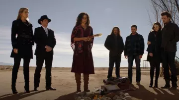 Le Kooples Manteau en laine Noir porté par Olivia Charity (Arielle Kebbel) vu à Midnight, Texas (S01E06)