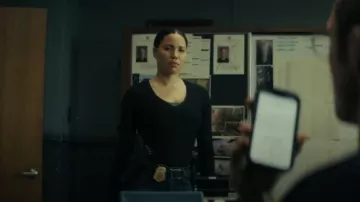 Camiseta de manga larga ajustada con textura Tri Blend Monrow con cuello en V usada por Michelle Calderone (Jurnee Smollett-Bell) como se ve en Smoke (S01E02)