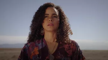 Kimono de terciopelo Florence Burnout usado por Fiji Cavanaugh (Parisa Fitz-Henley) como se ve en Midnight, Texas (S01E06)