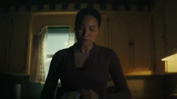 Haut de polo Paige Silene porté par Michelle Calderone (Jurnee Smollett-Bell) comme on le voit dans Smoke (S01E02)