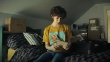 Old Navy à manches courtes Graphic T Shirt porté par Emmett (Luke Roessler) comme on le voit dans Smoke (S01E03)