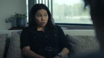 James Perse Chemise à panneaux latéraux flammés transparents portée par Michelle Calderone (Jurnee Smollett-Bell) comme on le voit dans Smoke (S01E03)