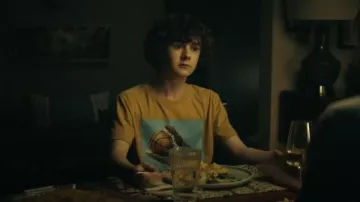 Old Navy Short Sleeve Graphic T Shirt porté par Emmett (Luke Roessler) comme on le voit dans Smoke (S01E04)