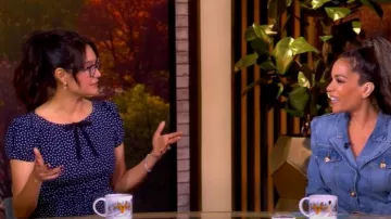 Alessandra Rich Robe midi à volants en soie à pois et à nœuds riches, portée par Emma Heming Willis, comme on le voit dans The View le 10 septembre 2025