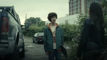 Vans Coyle Veste courte en toile portée par Emmett (Luke Roessler) comme on le voit dans Smoke (S01E05)