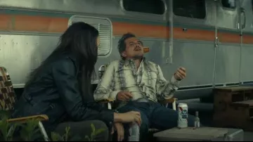 Camisa occidental Wrangler Checotah de manga larga con broche de perlas usada por Esposito (John Leguizamo) como se ve en Smoke (S01E05)