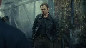 Chaqueta de corredor con cuello de capa de cuero sintético Levi's usada por Dave Gudsen (Taron Egerton) como se ve en Smoke (S01E06)