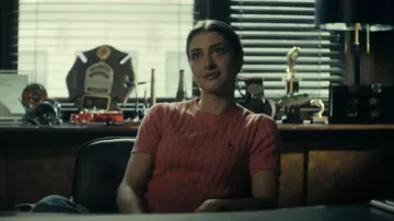 Suéter de algodón de manga corta con punto de cable Polo Ralph Lauren usado por Ashley Gudsen (Hannah Anderson) como se ve en Smoke (S01E08)