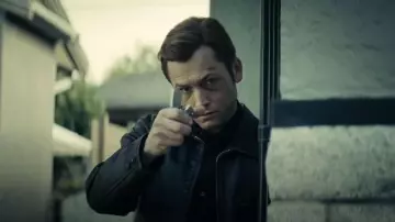 Chaqueta de corredor con cuello de capa de cuero sintético Levi's usada por Dave Gudsen (Taron Egerton) como se ve en Smoke (S01E08)