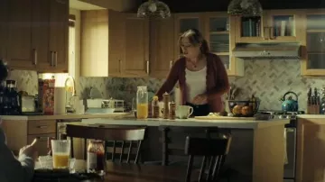 Cárdigan de Sezane Anaelle usado por Ashley Gudsen (Hannah Anderson) como se ve en Smoke (S01E08)