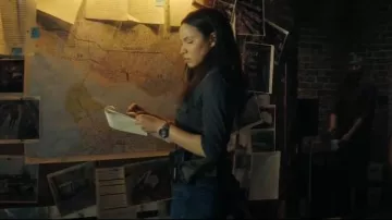 James Perse Los Angeles Sheer Slub Shirt porté par Michelle Calderone (Jurnee Smollett-Bell) comme on le voit dans Smoke (S01E08)