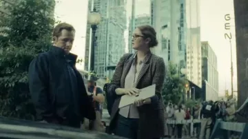 Madewell Caldwell Blazer croisé porté par l’automne comme on le voit dans Smoke (S01E09)