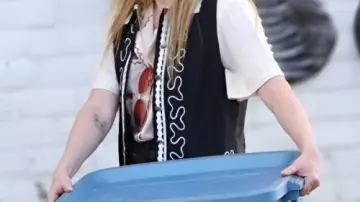 Gilet brodé noir porté par Charlie Cale (Natasha Lyonne) dans la série télévisée Poker Face 2023 Saison 1