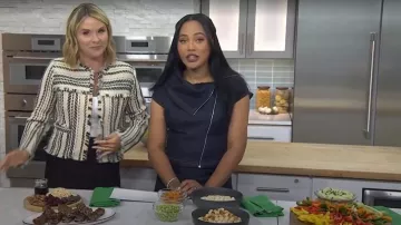 Haut en denim Jacquemus Pasante de-Nîmes porté par Ayesha Curry comme on le voit dans Today with Jenna & Friends le 10 septembre 2025