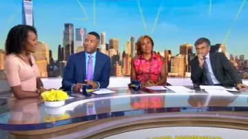 Scanlan Theodore Crepe-Knit Polo Midi-Dress usado por Janai Norman como se ve en Good Morning America el 10 de septiembre de 2025