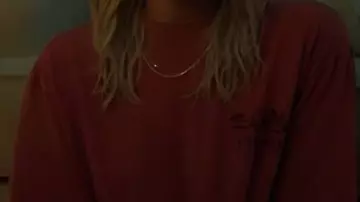 Pink T-Shirt worn by Sophie O’Neill (Brittany Snow) in The Hunting Wives (S01)