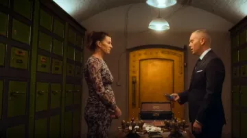 Topshop Twist Back Cowl Neck Midi Slip Dress portée par Zara comme on le voit dans The Inheritance (S01E06)