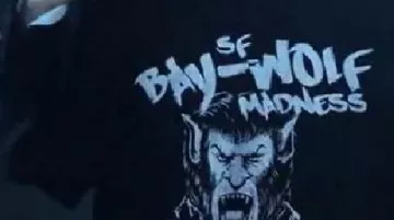 Camiseta gráfica de lobo negro usada por Jenna Ortega en Wednesday (S02)