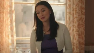 Cardigan en maille Milano Courrèges porté par Isabel 'Belly' Conklin (Lola Tung) comme on le voit dans L’été où je suis devenue jolie (S03E10)