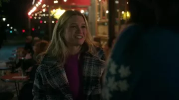 Manteau en laine à carreaux porté par Taylor Jewel (Rain Spencer) comme on le voit dans L’été je suis devenu joli (S03E10)