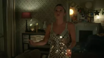 Boohoo Premium Mirror Disc Mini Dress portée par Taylor Jewel (Rain Spencer) comme on le voit dans L’été je suis devenu joli (S03E10)
