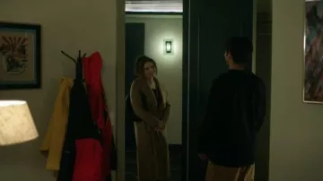 Abrigo Tahari Elliot usado por Denise (Isabella Briggs) como se ve en El verano que me volví bonita (S03E10)