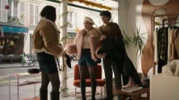 Falda de Sezane Gillie usada por Isabel 'Belly' Conklin (Lola Tung) como se ve en El verano que me volví bonita (S03E10)