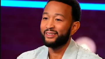 John Legend The Voice S27 Chaqueta de mezclilla adornada usada por Self - Coach (John Legend) como se ve en The Voice (S27)