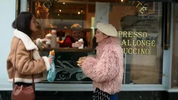 Veste en fourrure Stradivarius portée par Taylor Jewel (Rain Spencer) comme on le voit dans L’été je suis devenu joli (S03E10)