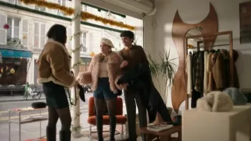 Sandro high Rise Denim Shorts usados por Taylor Jewel (Rain Spencer) como se ve en The Summer I Turned Pretty (S03E10)