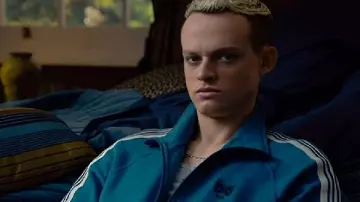 Chaqueta de chándal azul MobLand 2025 Anson Boon usada por Eddie Harrigan (Anson Boon) como se ve en MobLand (S01)