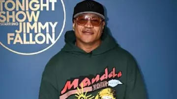The Tonight Show Sudadera con capucha estampada de Nelson Mandela usada por LL Cool J como se ve en The Tonight Show