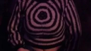 Top de ganchillo Antar usado por Becka Garvey (Eve Hewson) en Bad Sisters (S02)