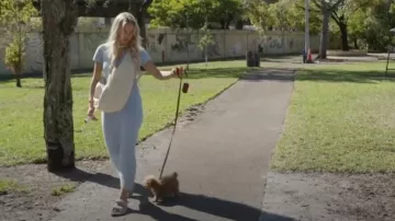 Chanel Sandalias planas de cuero acolchado blanco Dad CC con correa de velcro usadas por Yara Zaya como se ve en 90 Day Fiancé: Happily Ever After? (S09E09)