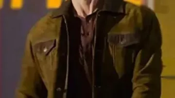 Chaqueta de cuero de gamuza verde usada por Gary Johnson (Glen Powell) en la película Hit Man 2024