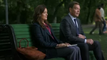 Amara Le sac en genévrier tissé porté par Ziva David (Côte de Pablo) tel qu’on le voit dans NCIS : Tony & Ziva (S01E01)