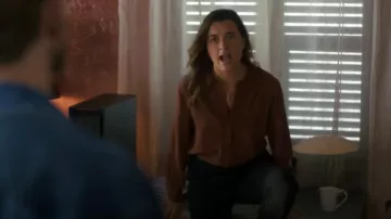 Camisa de Sezane Annira usada por Ziva David (Cote de Pablo) como se ve en NCIS: Tony & Ziva (S01E02)