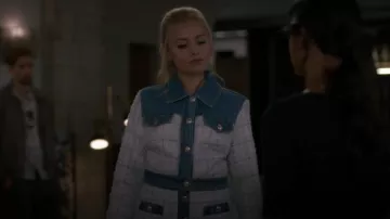 Guess Natalie Tweed Chaqueta de mezclilla usada por Fruzsi (Anne-Marie Waldeck) como se ve en NCIS: Tony & Ziva (S01E02)