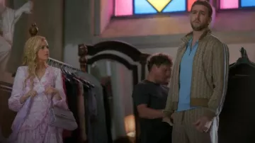 Pantalones de chándal Lacoste Paris Monogram Jaquard usados por Boris (Maximilian Osinski) como se ve en NCIS: Tony & Ziva (S01E04)