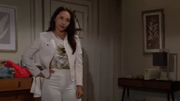 Blusa de cuello vuelto de satén con estampado de palma Bar III usada por Li Finnegan (Naomi Matsuda) como se ve en The Bold and the Beautiful el 2 de septiembre de 2025