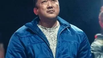 Cazadores de demonios de la noche santa 2025 Ma Dong-seok Chaqueta azul usada por Ba Woo (Ma Dong-seok) en Noche Santa: Cazadores de demonios