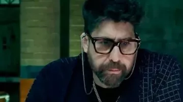 The Equalizer S05 Adam Goldberg Cardigan patchwork porté par Harry Keshegian (Adam Goldberg) comme on le voit dans The Equalizer (S05)